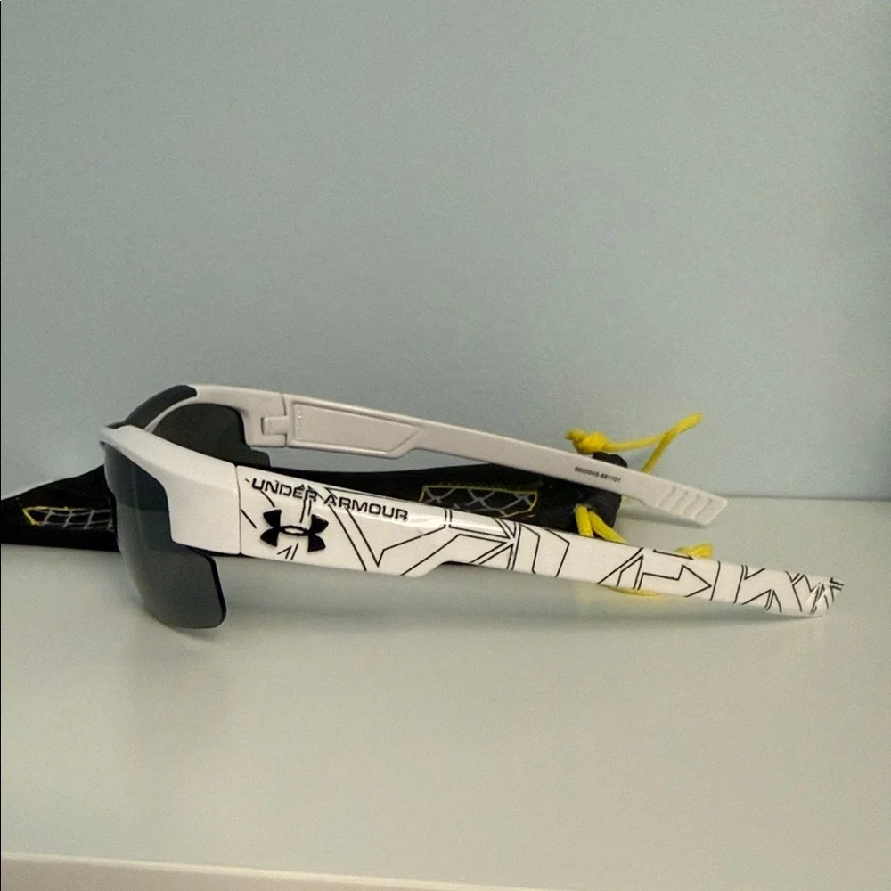 Under Armour UA White Nitro L Youth Sunglasses with dustbag
